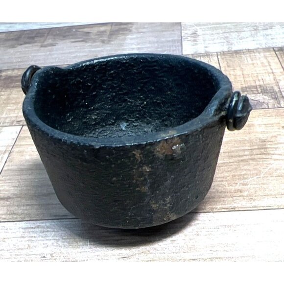 Vintage Black Cast Iron Mini Cauldron With Handle - Picture 3 of 4